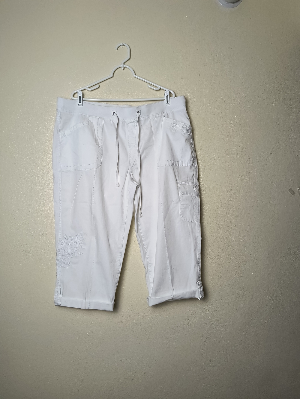 Terra & Sky 1X(16W-18W) White Drawstring Cuff Utility Capris